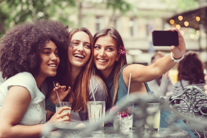 Untuk Anda yang gemar berfoto-foto, pilih café yang Instagrammable seperti Café Brick