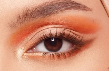 Aplikasikan eyeshadow Wardah warna terracota, biru, dan abu-abu untuk kulit sawo matang
