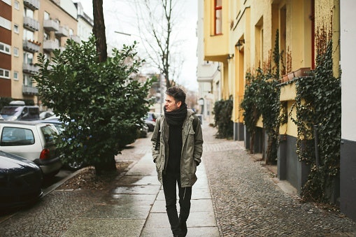 Untuk melindungi dari cuaca dingin dengan maksimal, utamakan jaket parka berbahan duvet atau yang berlapis fleece/windbreaker di bagian dalam