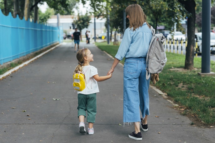 Untuk jalan-jalan, cari model tas ransel mini yang keren dan kekinian