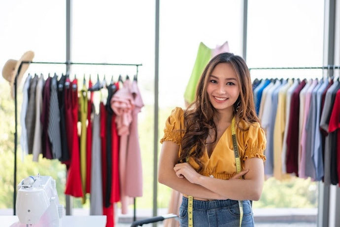 Cek model crop top Korea yang sedang trend, seperti crop top oversize, crop top rajut, hingga crop top puffy sleeves