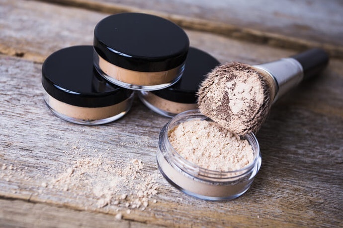 Pertimbangkan untuk memilih bedak dengan low to medium coverage agar hasilnya tidak terlalu tebal dan menjadi cakey