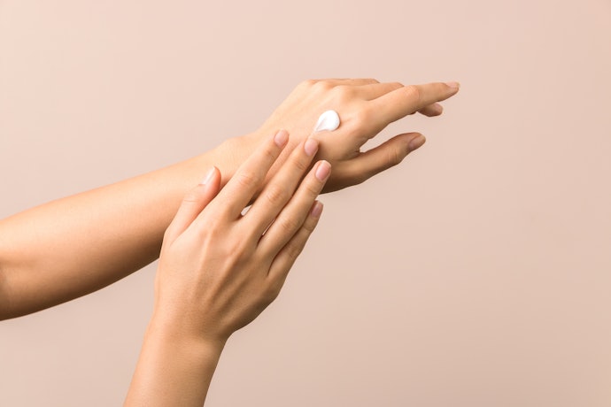 Ingin bisa sekaligus mencerahkan kulit? Pilih yang ada kandungan rice milk, vitamin E, atau arbutin