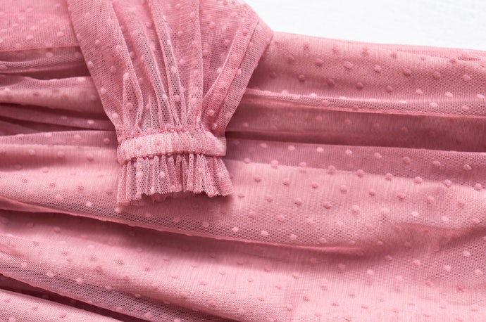 Pilih dress tile polkadot yang mewah untuk menghadiri pesta
