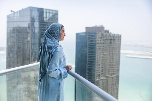 Pertimbangkan set gamis dan hijab syar’i untuk tampilan yang senada