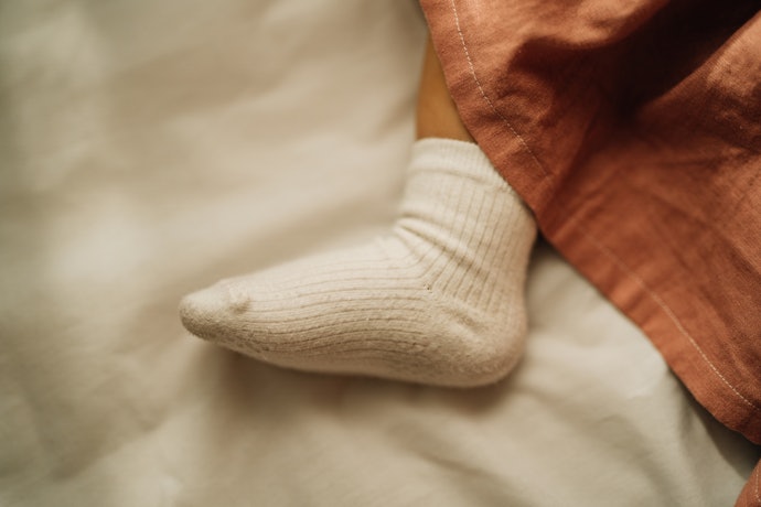 Pertimbangkan kaos kaki bayi yang dilengkapi karet agar tidak mudah terlepas
