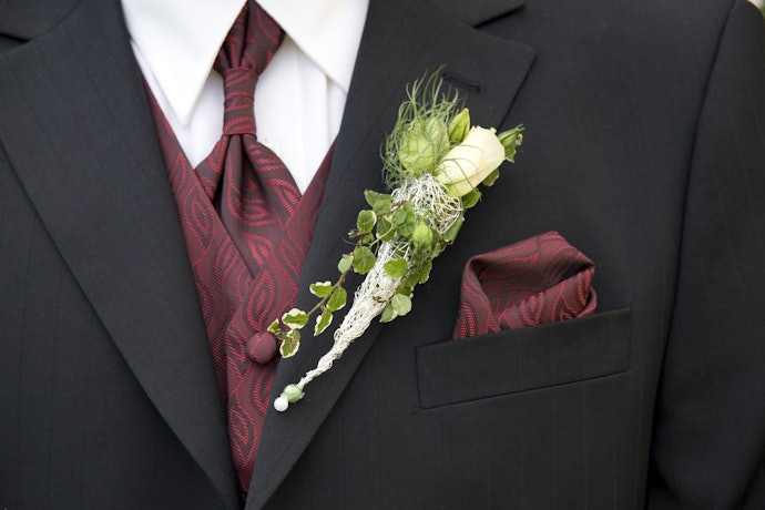 Kenakan boutonniere dan pocket square