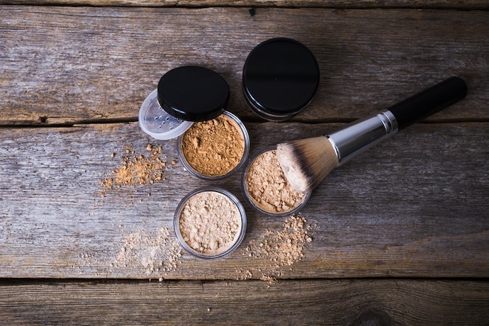 Sesuaikan warna setting powder dengan warna kulit Anda agar tidak tampak kontras; Pilih warna kuning atau banana untuk kulit kuning langsat dan warna yellow-tinted untuk kulit sawo matang