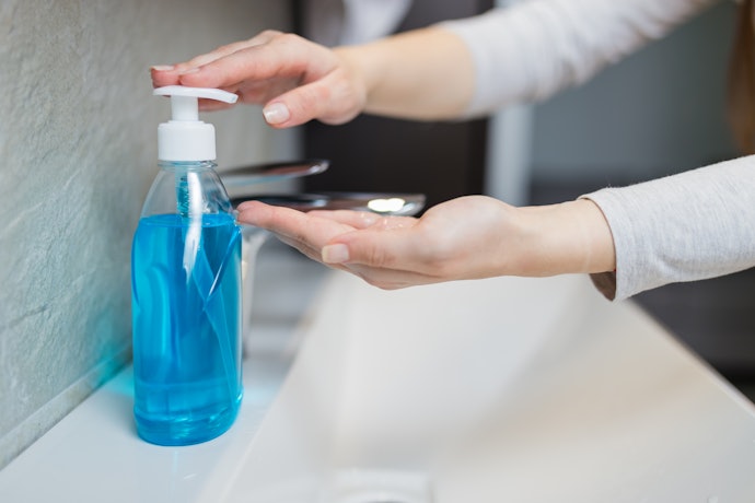 Jika kulit kering, hindari penggunaan sabun antiseptik; Fokuskan pada sabun yang mengandung soothing agent dan pelembap