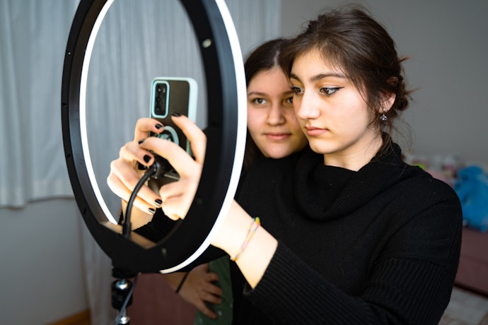 Pilih ring light yang punya beragam tingkat kecerahan dan varian warna agar sesuai dengan mood
