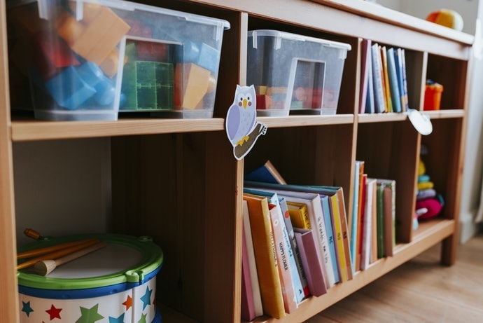 Dapatkan kesan estetik dengan memajang rak buku kayu