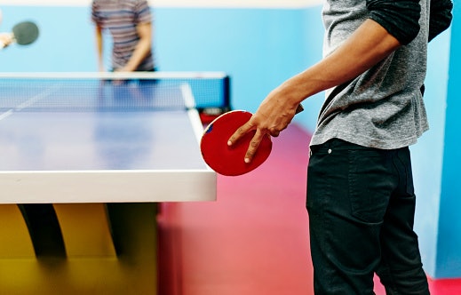 Pilih meja pingpong dengan rangka logam yang kuat dan penyangga yang stabil