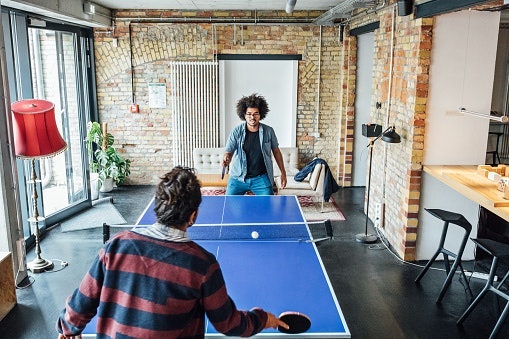 Untuk hiburan, pertimbangkan meja pingpong mini yang mudah dipakai