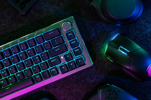 Untuk gaming, pilih mechanical keyboard dengan fitur anti-ghosting atau N-Key Rollover