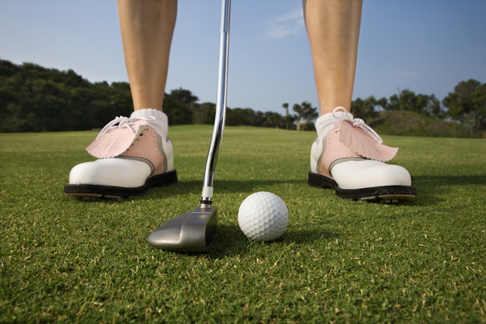 Utamakan sepatu golf dengan ukuran yang sedikit lebih besar dari biasanya agar tidak kekecilan