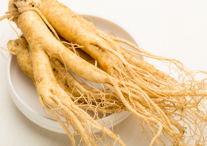 Untuk menguatkan akar rambut akibat kerontokan, utamakan kandungan ginseng atau rosemary