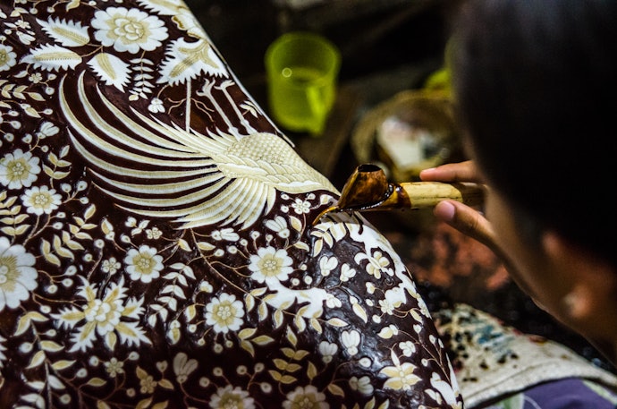 Perhatikan motif kain batiknya