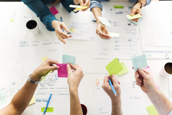 Gunakan bolpoin dan sticky notes untuk menandai catatan penting