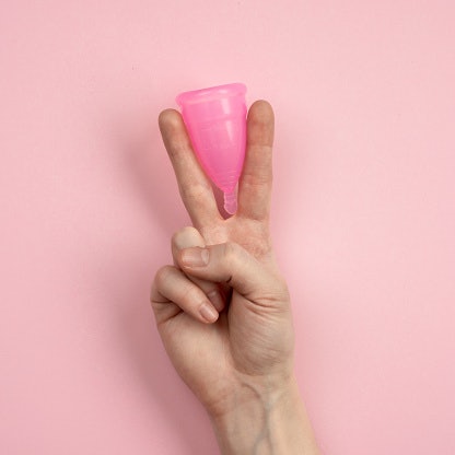 Pilih ukuran menstrual cup yang sesuai dengan mengukur jarak mulut vagina sampai mulut rahim Anda