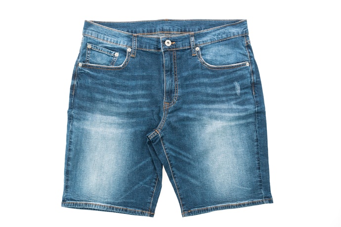Pertimbangkan celana jeans pendek untuk tampil lebih kasual