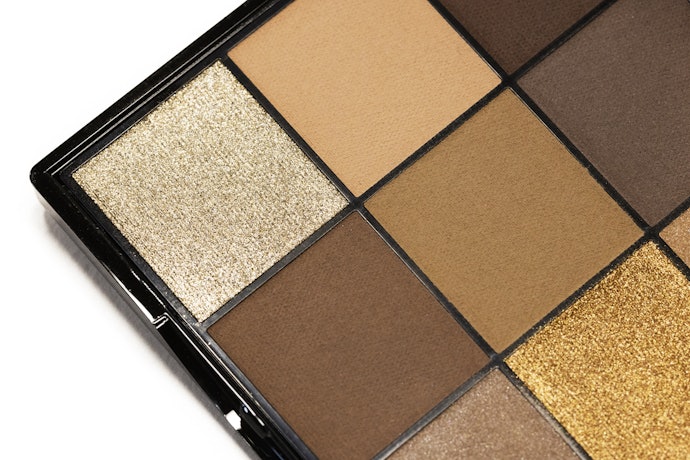 Eyeshadow single cocok untuk pemula, tetapi cari eyeshadow palette yang lebih beragam