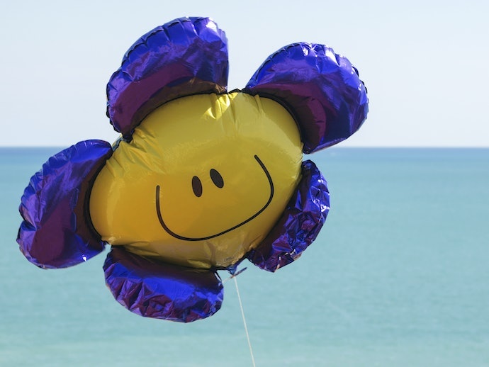 Untuk mainan anak, cari balon foil dan vinyl dengan karakter lucu atau bentuk yang unik