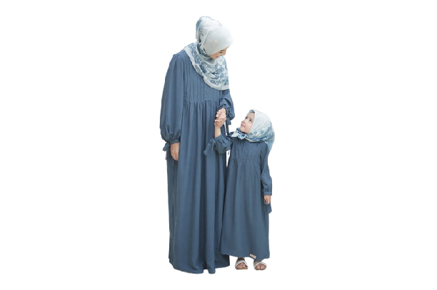 Untuk Lebaran, pilih gamis couple ibu dan anak perempuan atau baju koko untuk anak laki-laki
