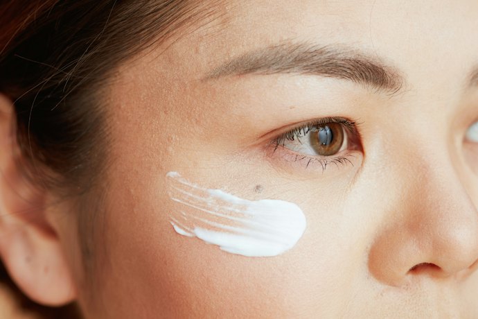 Kulit Anda mulai menunjukkan tanda-tanda penuaan? Cari eye cream dengan kandungan anti-aging seperti peptide dan retinol