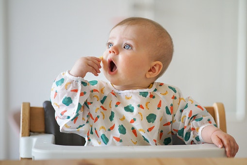 Untuk anak usia 8 bulan ke atas, pertimbangkan produk bertekstur agak kasar yang berlabel 8+
