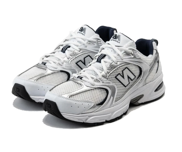 Bila Anda ingin sepatu sneaker wanita ala Korea, pilih New Balance 530