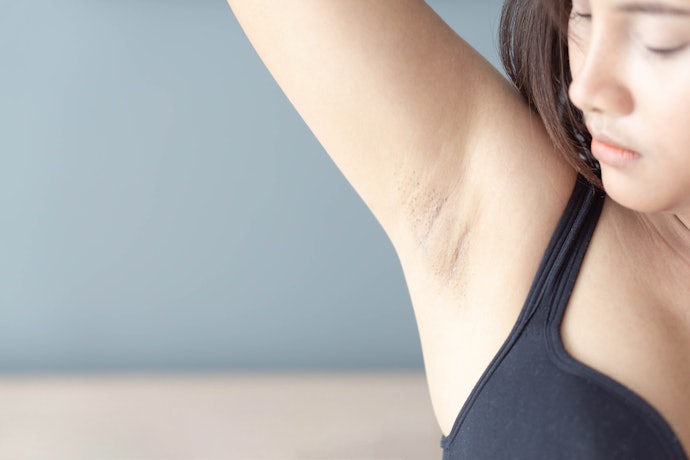 Untuk pemilik kulit sensitif, pilih deodorant tawas tanpa bahan iritan seperti parfum
