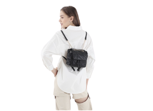Untuk hang out, cari tas ransel kecil dengan tinggi minimal 18–26 cm untuk menampung makeup dan barang esensial