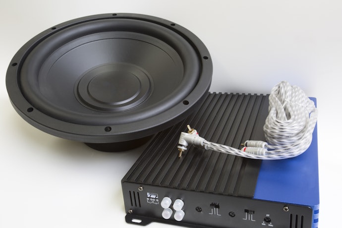 Jika langsung ke saluran speaker mobil, gunakan kabel speaker