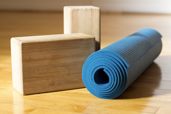 Untuk ibu hamil, carilah yoga block berbahan teak wood atau kayu jati yang lebih kokoh