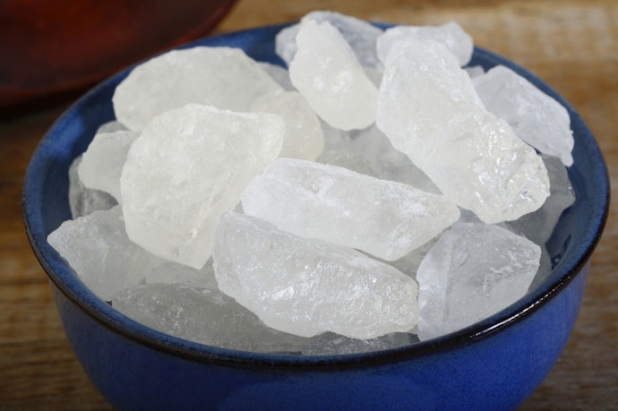 Untuk menghasilkan hidangan kaya rasa, pilihlah gula batu dengan bongkahan besar
