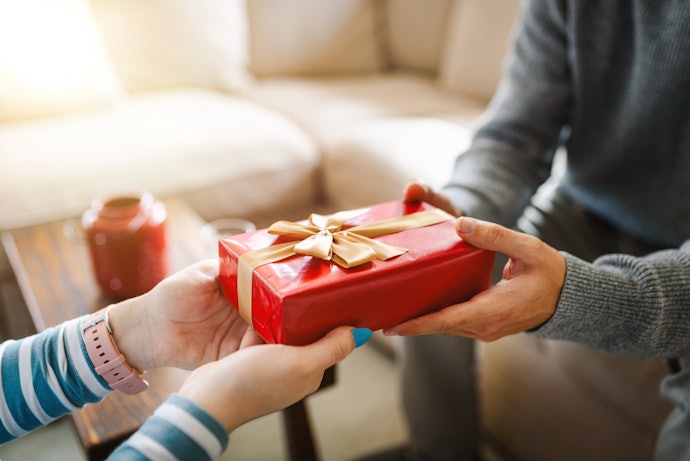 Untuk suami atau pacar pria: Gadget, fashion, atau barang hobi