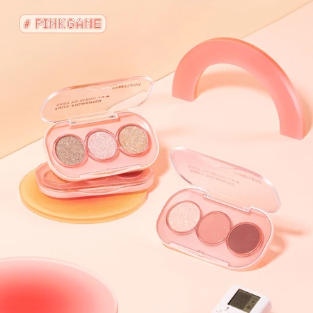 Untuk riasan formal atau natural, pakailah eyeshadow Pinkflash dengan warna nude, cokelat muda, peach, atau soft pink
