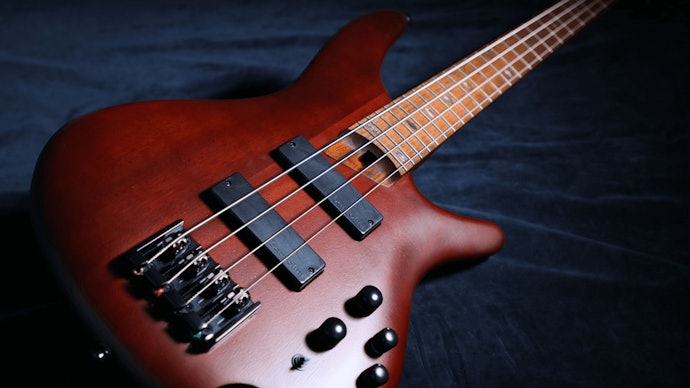 Ibanez, tuning senar lebih stabil dan bobotnya ringan