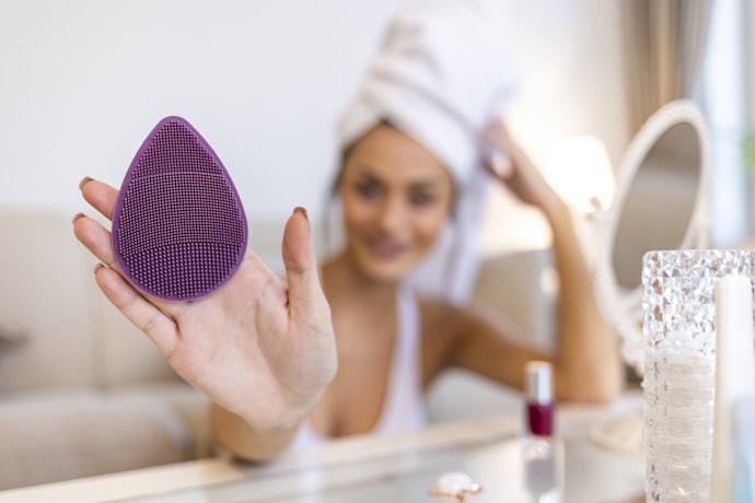 Silicone: Teksturnya lembut, kurangi risiko over-exfoliating