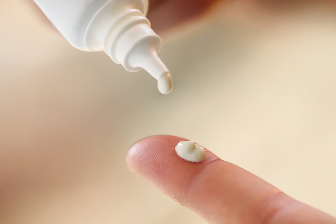 Untuk mata panda, cari eye cream dengan kandungan vitamin C atau niacinamide