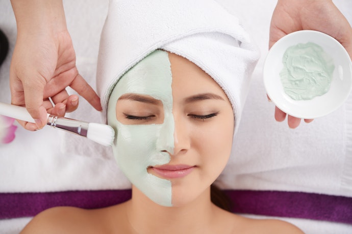 Namun, jika kulit Anda sangat berminyak, pertimbangkan clay mask dengan kombinasi eksfolian kimia
