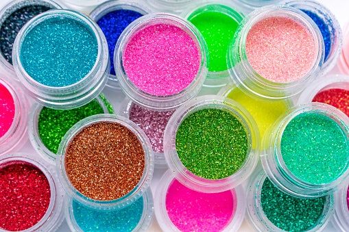 Warna cerah, menghadirkan kesan ceria dan menyenangkan