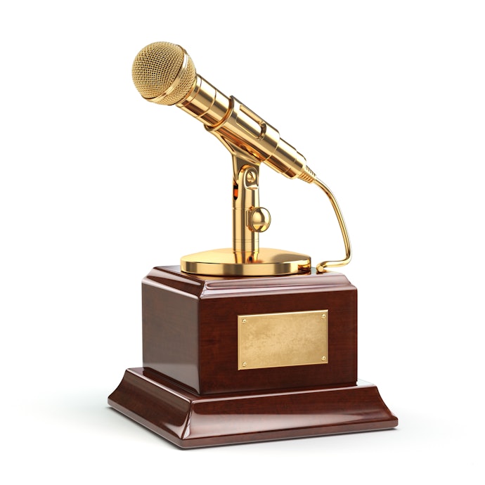 Piala berbentuk mik atau not balok, untuk lomba nyanyi atau acara yang berhubungan dengan musik
