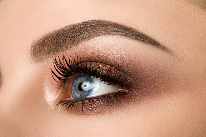 Untuk kesan glamor, eyeshadow cream dengan efek shimmer atau glitter