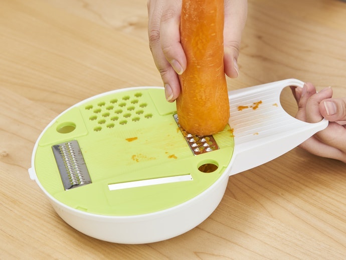 Mandoline slicer multifungsi, menghasilkan beragam bentuk potongan