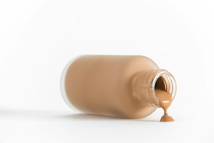 Liquid, mudah di-blend dan efektif menyamarkan kerutan