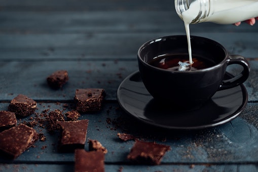 Milk chocolate: Terdapat campuran susu dan gula dengan kadar kakao sekitar 10–12%