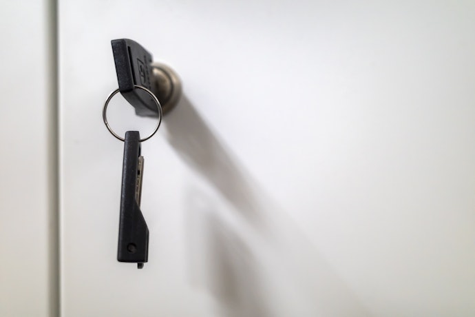 Cam lock: Tiap penggunanya memegang anak kunci