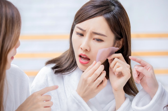 Untuk kulit berminyak: Foundation dengan kandungan antisebum