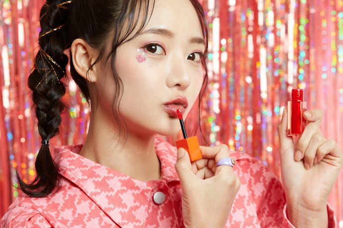 Namun, bila Anda ingin memakai lip tint untuk acara penting, seperti pesta; Gunakan produk dengan finishing glossy